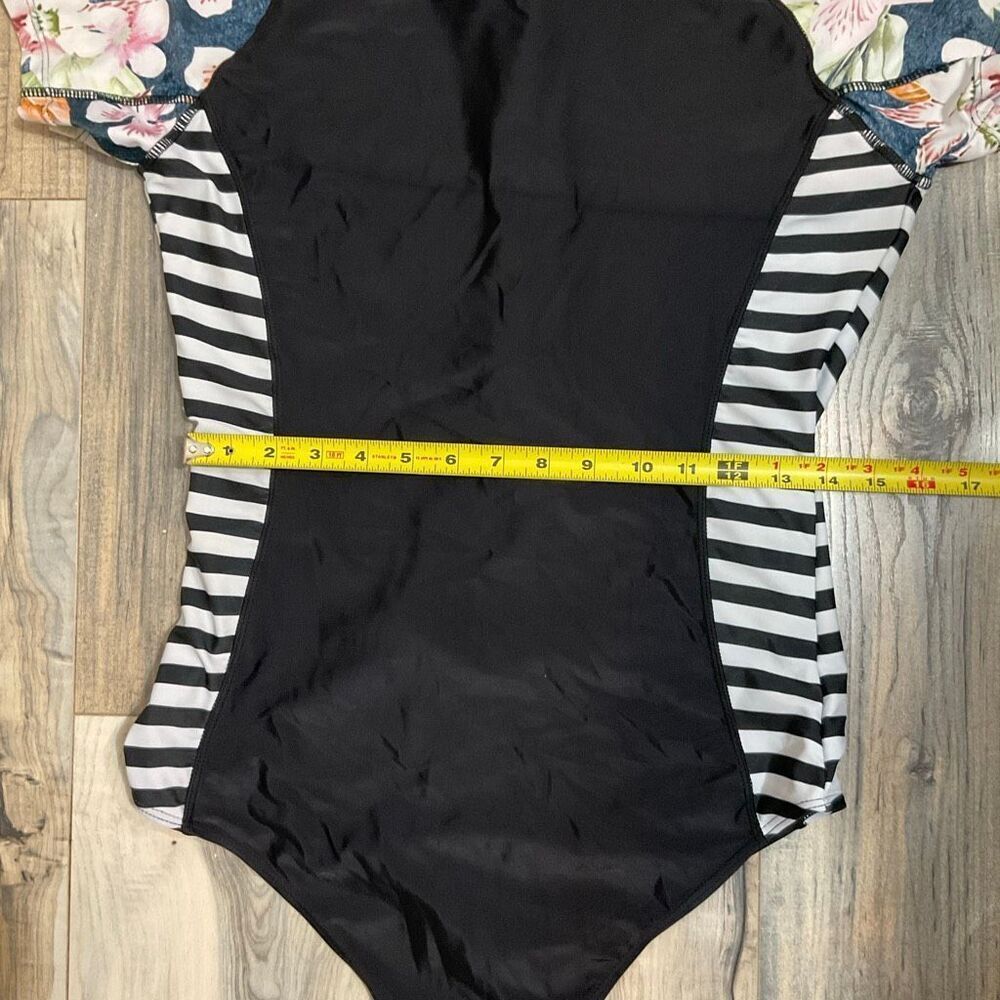 One piece swimsuit women’s size XL, floral, black and white stripes zip closure - Picture 7 of 8